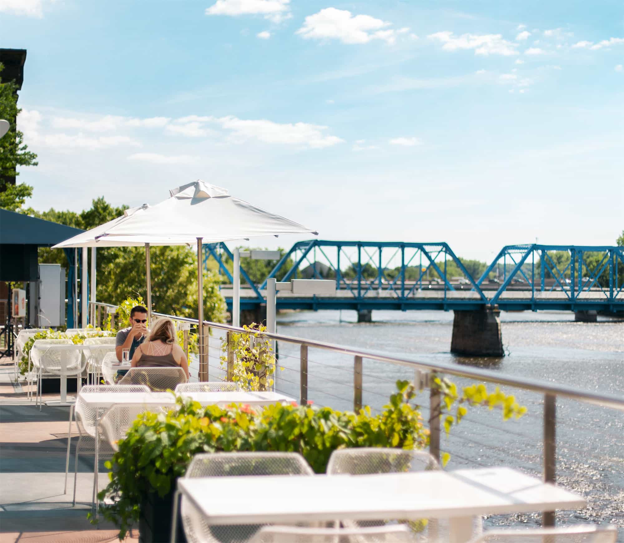 El centro de Grand Rapids con el río Grand y personas cenando